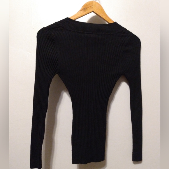 Form fitting sweater with buttons on the side - Picture 2 of 4